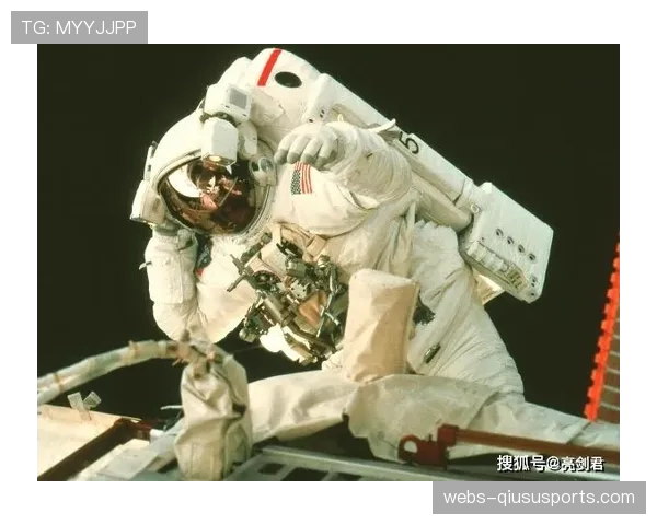 尼斯球员卢谢犯规被直接红牌罚下，球队少一人作战陷入被动。